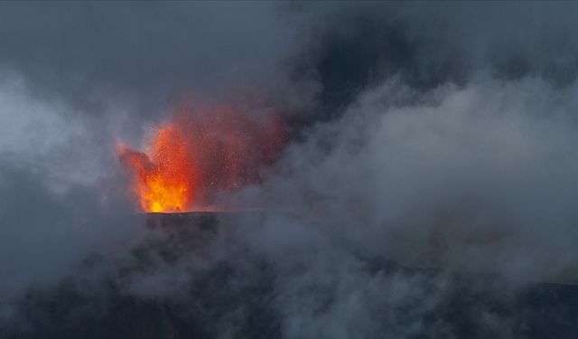 Etna Yanardağı Kül ve Lav Püskürtmeye Devam Ediyor