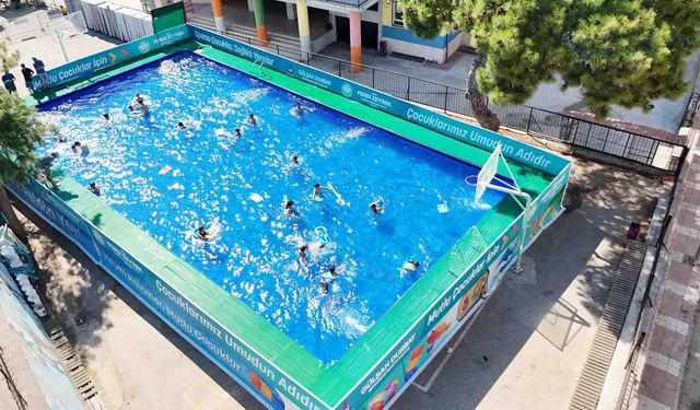 Şehzadeler’de çocuklar yüzmeyi okullarda öğreniyor