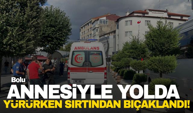 Annesiyle yolda yürüyen genç sırtından bıçaklandı!