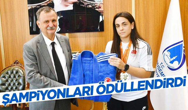 Başkan Balaban şampiyon milli sporcuları ödüllendirdi