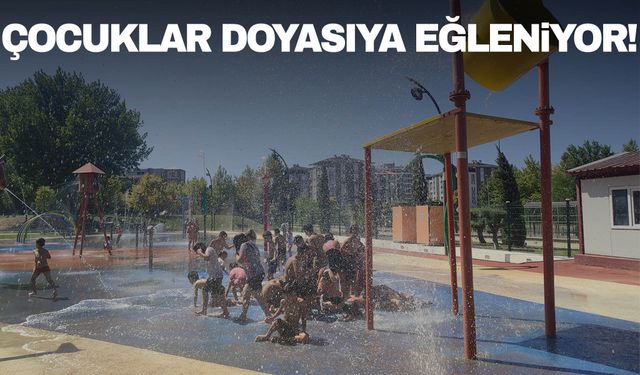 Su parkında çocuklar doyasıya eğleniyor