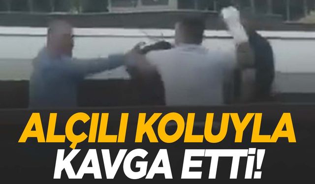 Alçıyı önemsemeden tekme yumruk kavga etti!