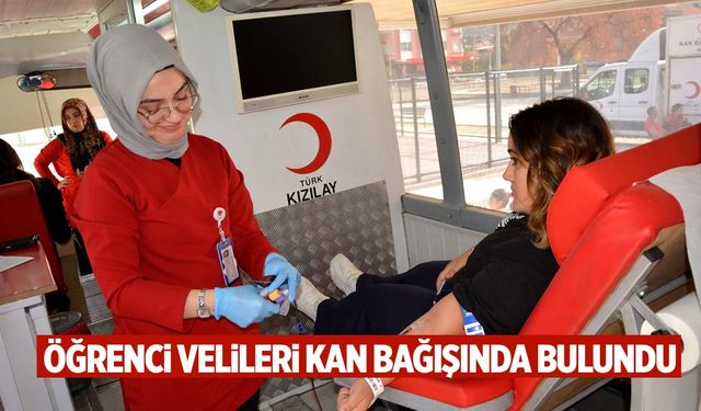 Öğrenci velileri kan bağışında bulundu