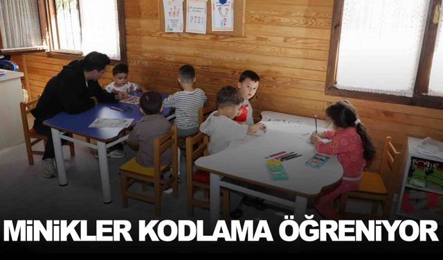 Yunusemre’de miniklere robotik kodlama öğretiliyor