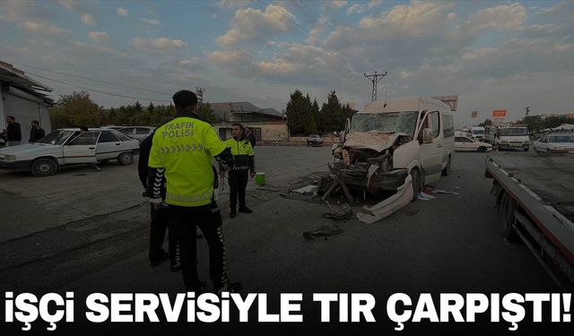 Şanlıurfa’da işçi servisi ile tır çarpıştı: 12 yaralı