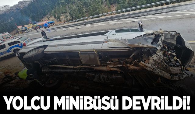 Yağmur kazayı getirdi… Yolcu minibüsü devrildi!