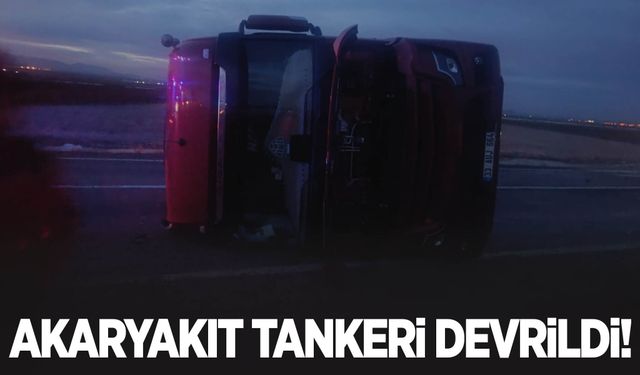 Karayolunda akaryakıt tankeri devrildi: 1 yaralı