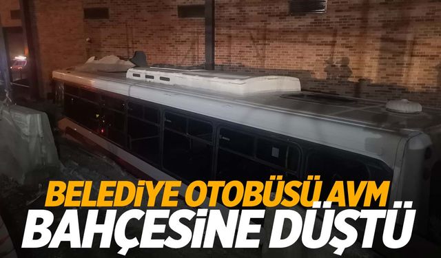 Virajı alamayan belediye otobüsü AVM’ye düştü!