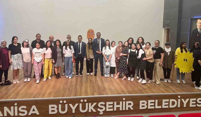 Liselilerin gösterisi büyük beğeni topladı