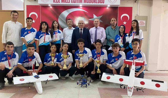 Alaşehir Anadolu İmam Hatip Lisesi’nden hava sporlarında Türkiye Şampiyonluğu