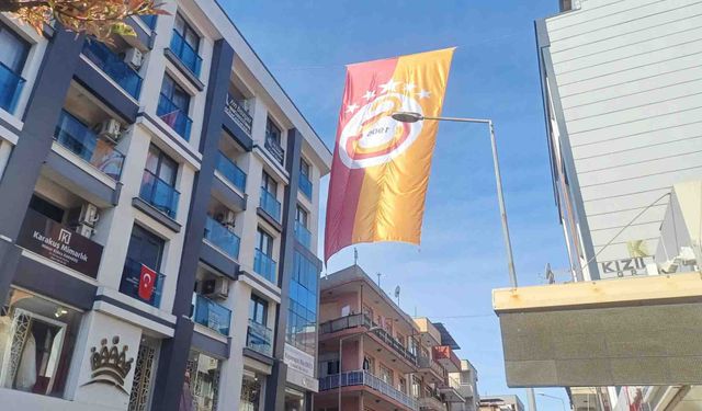 Salihli’de caddeler sarı-kırmızıyla donatıldı