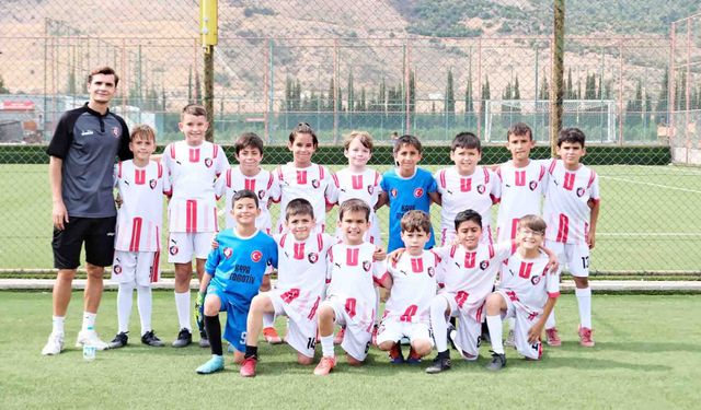 Yıldızspor 45 FK’nın minikleri Efeler Çocuk Şenliği’nde parladı