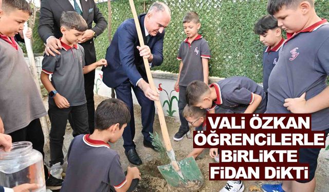 Yeni eğitim-öğretim yılına böyle ‘Merhaba’ dediler… Vali Özkan öğrencilerle birlikte fidan dikti
