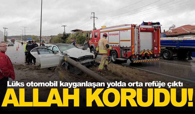 Manisa Kula’da korkutan kaza… Otomobil orta refüje çıktı!