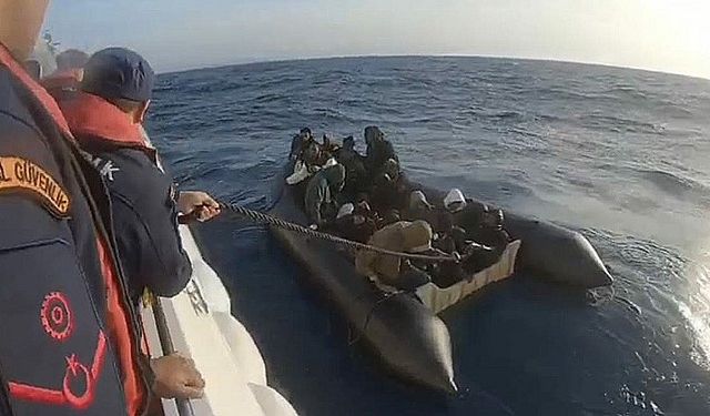 İzmir açıklarında 18 düzensiz göçmen yakalandı