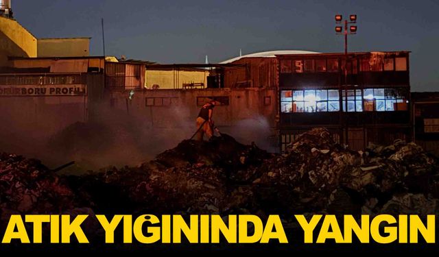 İzmir Buca’da atık yığınında yangın... Kamyonet küle döndü