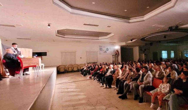 Sarıgöl’de “Daha Neler Bahaneler” tiyatro oyunu izleyiciden tam not aldı