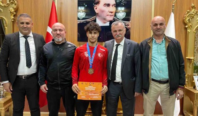 Başkan Balaban’dan Milli Güreşçi Kadir Kadiroğlu’na övgü