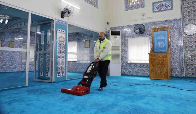 Yunusemre’de camiler temizlik çalışmalarıyla yenileniyor