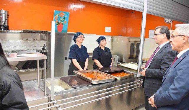 Kaymakam Güldoğan pansiyonda öğrencilerle yemek yedi