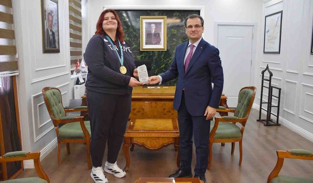 Kaymakam Güldoğan’dan şampiyon judocu Hilal Öztürk’e plaket