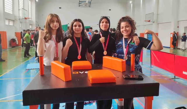 Salihlili İmam Hatipli kızlardan bilek güreşinde büyük başarı