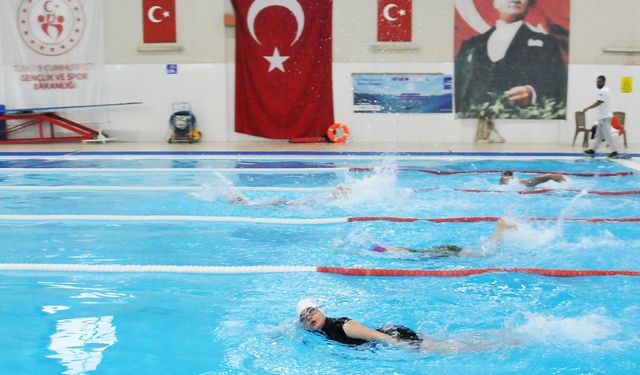 Bedensel engelli yüzücüler ve özel sporcuların yarışları ilgi gördü