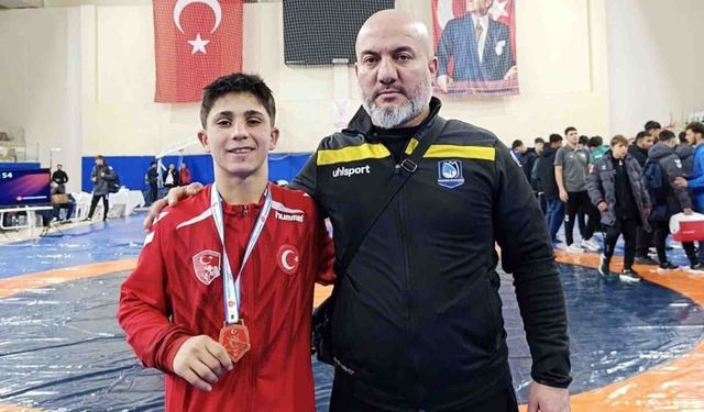 Manisalı güreşçiden büyük başarı... Kendinden 2 yaş büyük rakipleri geride bıraktı