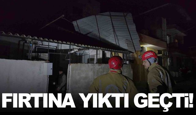 Manisa’da fırtına… Çatılar uçtu, ağaçlar devrildi!