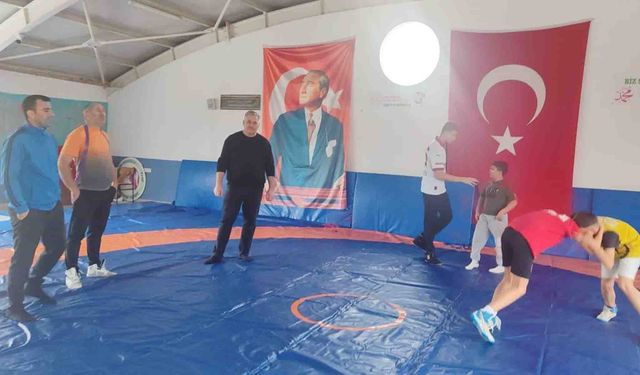Sarıgöl’de ara tatilde güreş kursu devam ediyor