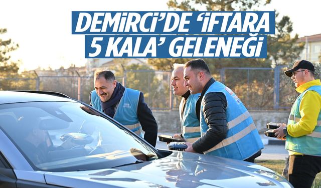 Demirci’de ‘İftara 5 Kala’ geleneği… Sürücülere iftariyelik dağıtıldı!