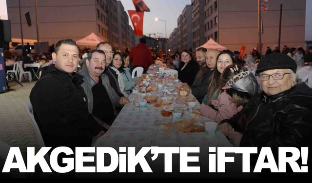 Akgedik’te iftar sofrası kuruldu: 1500 kişi aynı sofrada oruç açtı