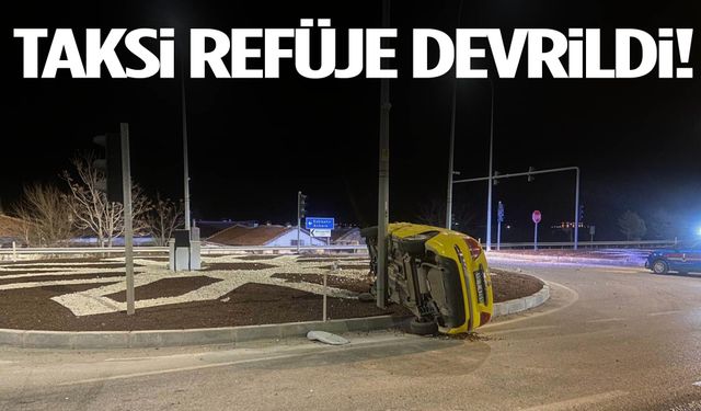 Kontrolden çıkan ticari taksi orta refüje devrildi