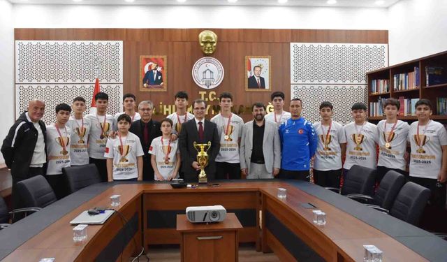Şampiyonlar kupayı Kaymakam Güldoğan’a götürdü