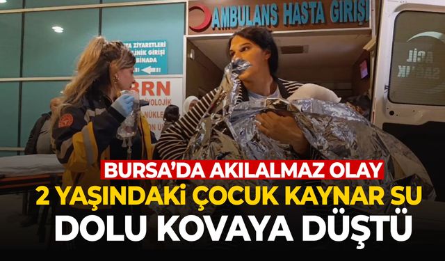 2 yaşındaki çocuk kaynar su dolu kovaya düştü!