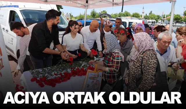 Şehzadeler Belediyesi’nden kabristan ziyaretçilerine karanfil sürprizi
