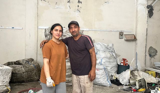 Sokaklarda kağıt toplayarak okuttuğu kızı üniversiteyi birincilikle bitirdi
