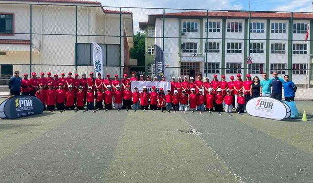 Manisa’da öğrenciler hokey ile tanıştı