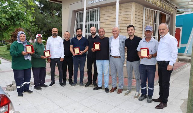 Kazım Karabekir Mahallesi’nde temizlik personeline plaketli teşekkür