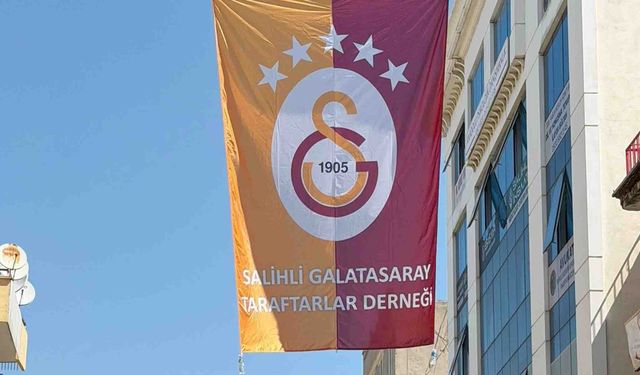 Salihli’de dev Galatasaray bayrakları caddeleri süslüyor