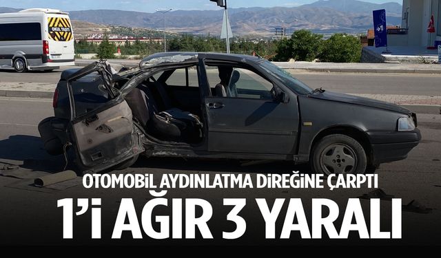 Otomobil aydınlatma direğine çarptı: 1'i ağır 3 yaralı