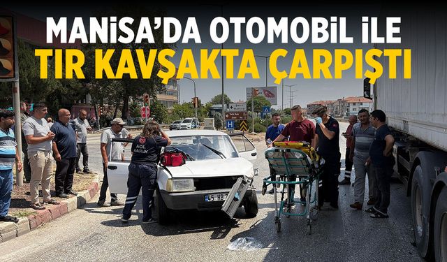 Otomobil ile tır kavşakta çarpıştı