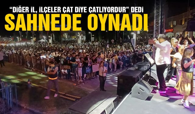 "Diğer il ve ilçelerden gören varsa çat diye çatlıyordur" dedi... Sahnede oynadı