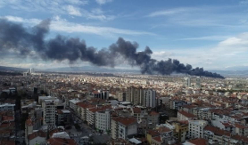 Manisa'da çıkan yangında, yükselen dumanlar şehri kapladı