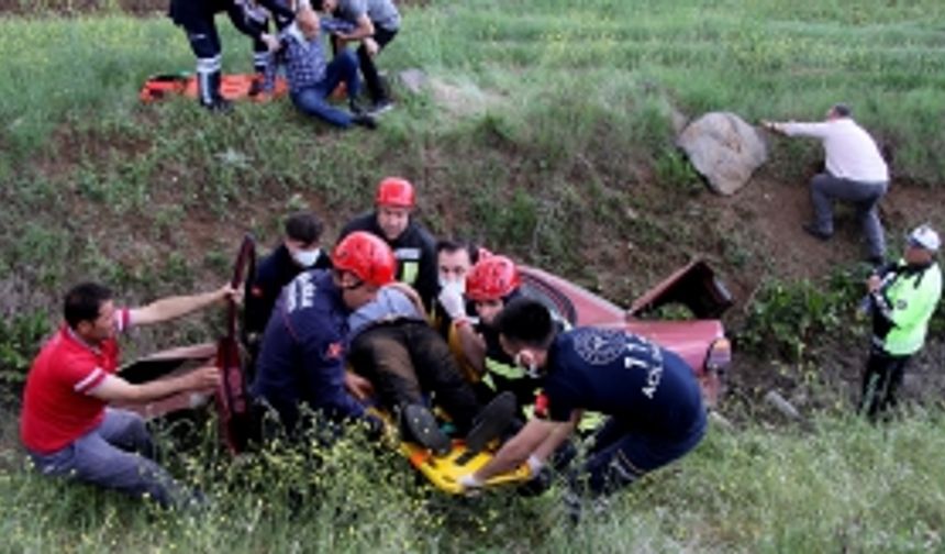 Manisa'nın Kula ilçesinde şarampole yuvarlanan otomobildeki 2 kişi yaralandı.