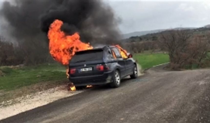 Manisa'nın Yunusmere İlçesinde seyir halindeki cip, motorunun alev alması sonucu yanarak kullanılamaz hale geldi