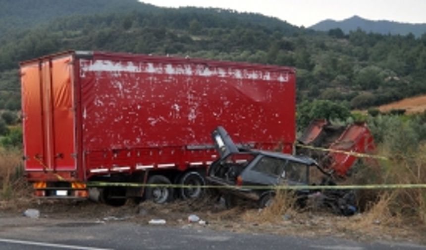 Kamyonla çarpışan otomobilde can verdiler