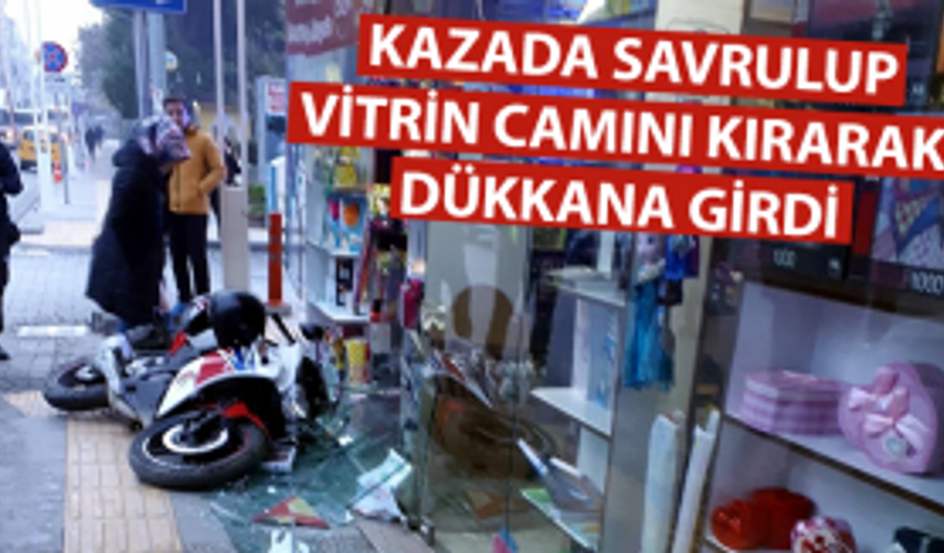 Minibüsle çarpışan motosikletin sürücüsü savrulup iş yerine girdi