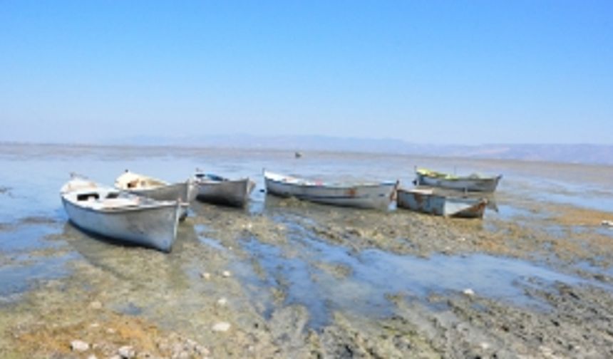 Marmara Gölü'nde sular 500 metreye çekildi!