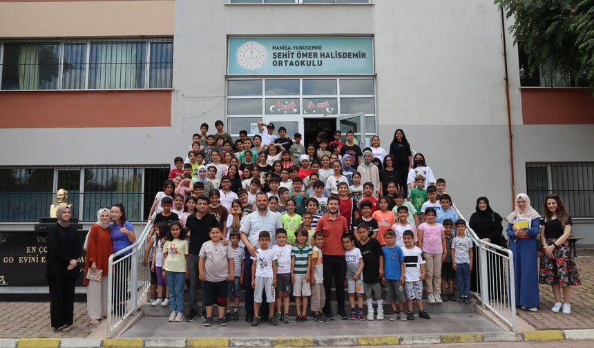 Manisa'da TÜGVA'nın düzenlediği yaz okuluna 1300'ü aşkın öğrenci katıldı